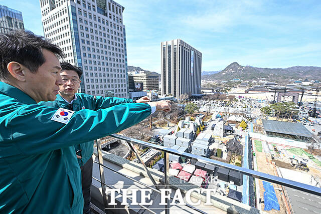 오세훈 시장이 준비된 객석을 점검하고 있다.