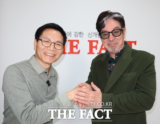 대중성과 음악성을 동시에 확보한 윤수일(오른쪽)의 음악은 70년대 후반부터 90년대까지 한국 가요계의 흐름을 이끈 상징적인 존재다. 최근에는 블랙핑크 로제의 '아파트'(APT.)가 글로벌 신드롬을 일으키면서 오리지널 윤수일 '아파트'의 음악적 영향력이 다시금 주목받고 있다. /이상빈 기자