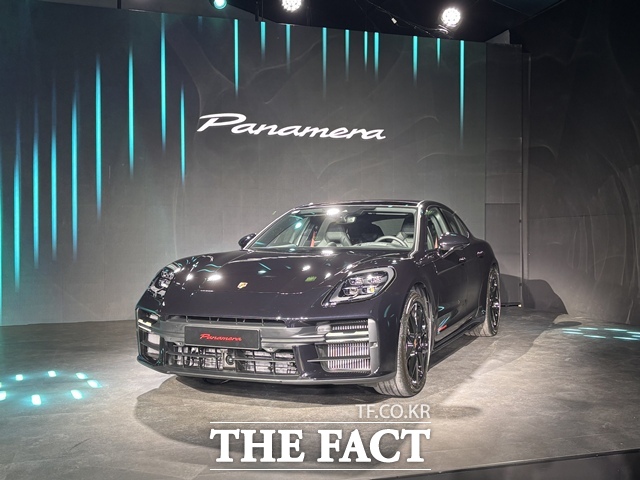 파나메라 레드 익스클루시브 /황지향 기자