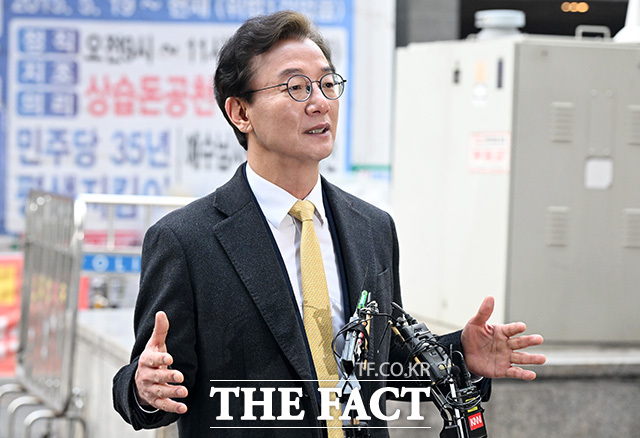 6.3 지방선거 부산시장 출마를 선언한 전재수 더불어민주당 의원이 17일 오전 서울 여의도 더불어민주당 중앙당사에서 열리는 광역단체장 후보 면접에 참석하며 취재진의 질문에 답하고 있다./남용희 기자