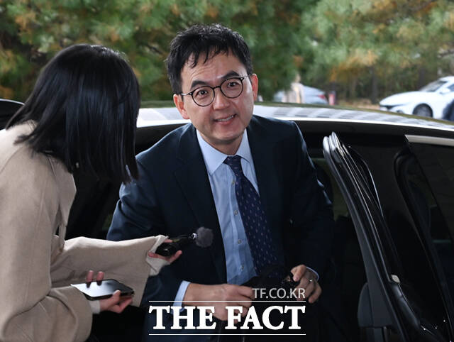 구자현 신임 대검찰청 차장검사가 17일 오전 서울 서초구 대검찰청 청사에 정식 출근하고 있다. /이새롬 기자