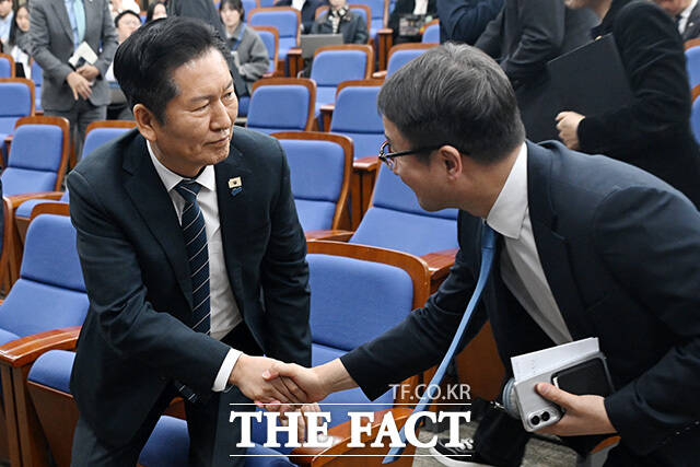 의원총회에서 모두발언하는 정청래 더불어민주당 대표(오른쪽).