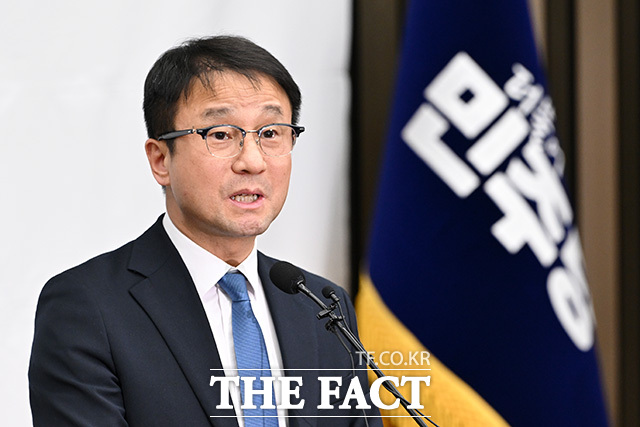 의원총회에서 모두발언하는 정청래 더불어민주당 대표(오른쪽).