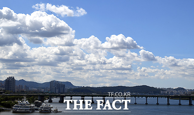 절기상 낮과 밤의 길이가 같은 춘분이자 금요일인 20일 낮 최고기온이 17도까지 오르며 미세먼지 없는 맑은 날씨가 나타나겠다. 다만 일교차가 15~20도 가량 크게 벌어져 건강관리에 유의해야겠다. /이새롬 기자