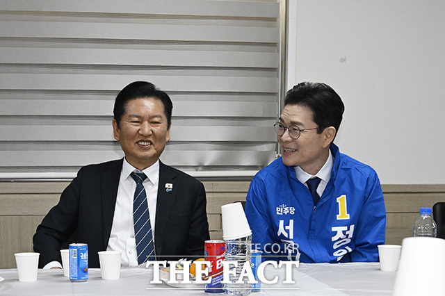 정 예비후보가 행사 전 간담회에서 환경공무관들과 대화를 하고 있다.