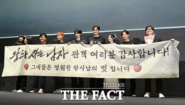 '왕과 사는 남자'가 누적 관객 수 1384명을 돌파하며 역대 흥행 영화 6위에 이름을 올렸다. 사진은 배우 박지윤과 김수진, 이준혁, 박지훈, 김민, 유지태, 전미도, 유해진, 장항준 감독(왼쪽부터)이 지난 17일 오후 서울 강남구 메가박스 코엑스에서 열린 영화 ‘왕과 사는 남자’ 무대인사에 참석해 포즈를 취하고 있는 모습. /서예원 기자