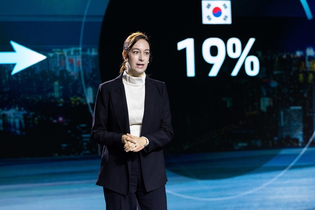 '2026 포르쉐코리아 신년 기자간담회'에서 크리스티아네 초른 포르쉐 AG 해외 신흥 시장 총괄 부사장이 발표하고 있다. /포르쉐코리아