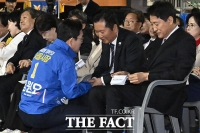  오세훈-정원오 '각자의 시선' [TF사진관]