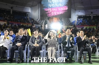  환경공무관 축제서 마주한 오세훈 시장과 민주당 예비후보들 [TF사진관]