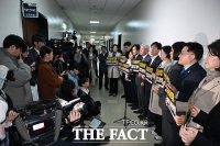  정개특위 회의실 앞에서 정치개혁 촉구하는 개혁진보 4당 [포토]