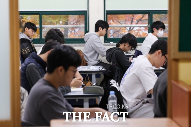 보건복지부는 교육부, 성평등가족부, 경찰청과 20일 서울 중구 프레지던트호텔에서 자살 유족 면담과 기록 분석으로 청소년 자살 원인을 과학적으로 파악하는 청소년 심리부검 사업 업무협약을 체결했다고 밝혔다. 사진은 2026학년도 대학수학능력시험일인 2025년 11월 13일 서울 종로구 경복고등학교에 마련된 고사장에서 수험생들이 시험 시작을 준비하는 모습. /사진공동취재단