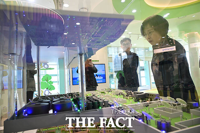 이날 열린 개관식에서 이수희 구청장을 비롯한 강동구의 각 동 대표 주민들이 수도권 생활 폐기물 직매립 시행에 따라 쓰레기 감량 실천을 확산하기 위한 '생활폐기물 다이어트 실천 서약 챌린지'에 참여하며 기념사진을 찍고 있다.