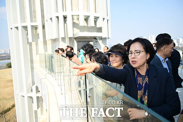 이날 열린 개관식에서 이수희 구청장을 비롯한 강동구의 각 동 대표 주민들이 수도권 생활 폐기물 직매립 시행에 따라 쓰레기 감량 실천을 확산하기 위한 '생활폐기물 다이어트 실천 서약 챌린지'에 참여하며 기념사진을 찍고 있다.