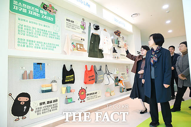 이날 열린 개관식에서 이수희 구청장을 비롯한 강동구의 각 동 대표 주민들이 수도권 생활 폐기물 직매립 시행에 따라 쓰레기 감량 실천을 확산하기 위한 '생활폐기물 다이어트 실천 서약 챌린지'에 참여하며 기념사진을 찍고 있다.