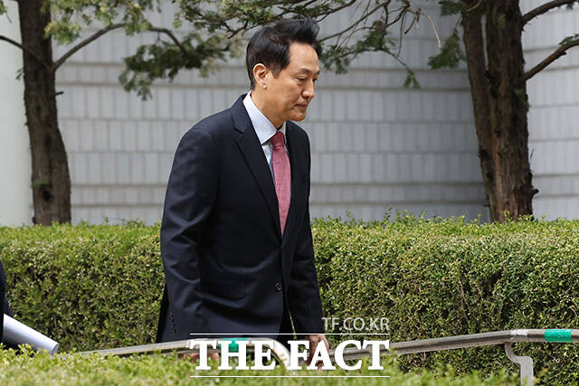 오세훈 시장이 바람에 흩날린 머리를 정리하고 있다.