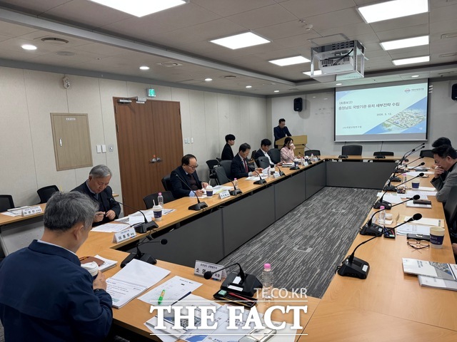 충남도가 국방기관 유치 세부 전략 수립 용역 최종보고회를 열고 한국국방연구원 등 14개 기관 유치를 위한 맞춤형 전략을 논의하고 있다. /충남도