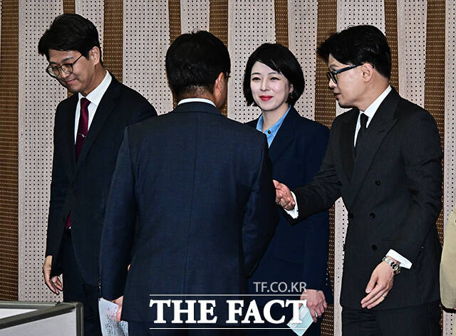 김종혁 전 최고위원 바라보며 미소 짓는 배현진 의원.