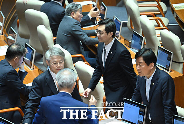 더불어민주당을 탈당한 장경태 무소속 의원이 20일 오후 서울 여의도 국회에서 열린 제433회 국회(임시회) 제433-2차 본회의에 참석해 공소청법안(대안)에 대한 무제한토론 종결동의의 건 표결을 마치고 본회의장을 나서고 있다. /국회=박헌우 기자