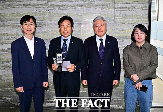 개혁진보4당이 20일 오후 서울 여의도 국회 의안과에서 대한민국 국군의 미국-이란 전쟁 및 호르무즈 해협 군사 파병 반대 결의안을 제출하고 있다. 왼쪽부터 한창민 사회민주당 원내대표와 윤종오 진보당 원내대표, 서왕진 조국혁신당 원내대표, 용혜인 기본소득당 원내대표. /국회=배정한 기자