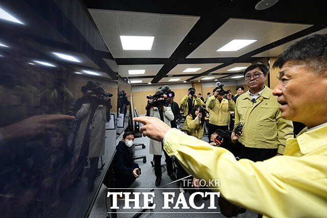 문체부는 21일 서울 광화문광장에서 열리는 방탄소년단 복귀 공연과 관련해 서울 중구·종로구에 공연장 재난 위기경보 '주의' 단계를 발령한다고 밝혔다. 문체부가 공연장 재난을 대상으로 위기 경보를 발령한 것은 이번이 처음이다.