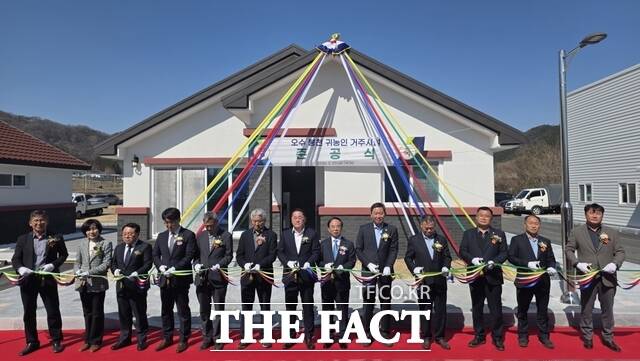 20일 임실군 오수면 봉천리에서 예비 귀농귀촌인의 안정적인 정착을 지원하기 위한 ‘귀농귀촌인 임시거주시설 준공식’이 열린 가운데 김종훈 전북도 경제부지사와 심민 임실군수, 박정규 전북도의회 의원, 귀농귀촌협의회 관계자 등이 기념 촬영을 하고 있다. /전북도