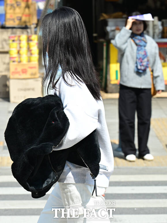 서울 시청광장 일대에서 관계자들이 봄꽃을 식재하고 있다.