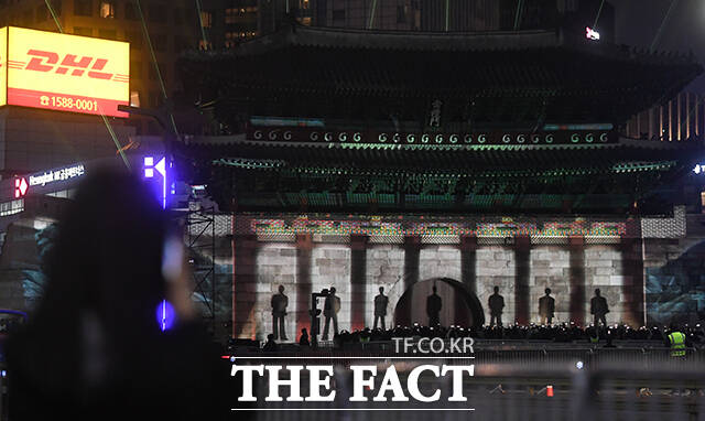 BTS 컴백 미디어 파사드가 그룹 방탄소년단(BTS) 컴백 공연을 하루 앞둔 20일 오후 서울 중구 숭례문에 상영되고 있다. /박상민 기자