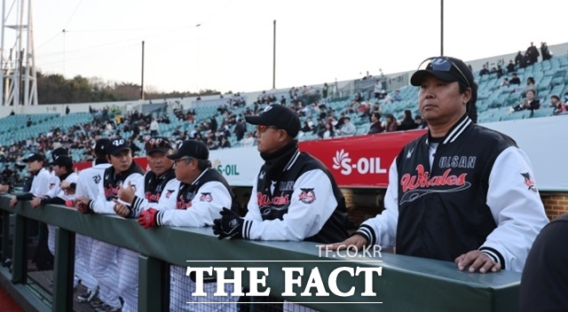 장원진 울산 웨일즈 감독(오른쪽)이 20일 역사적인 퓨처스리그 개막전에 앞서 긴장된 모습으로 야구장을 응시하고 있다. 웨일즈는 롯데 자이언츠전에서 1-3으로 졌다. /울산 웨일즈