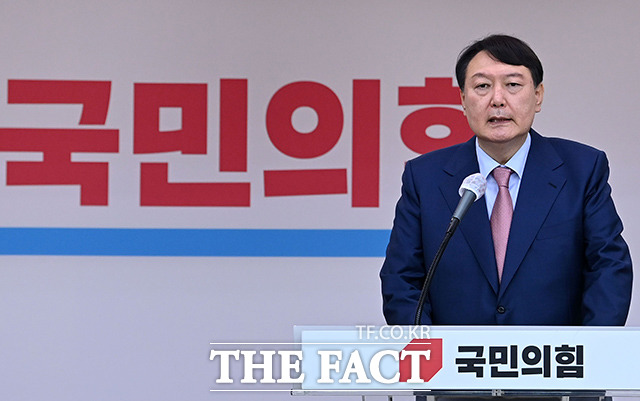 국민의힘 대선주자인 윤석열 전 검찰총장이 14일 오전 경기도 수원시 장안구 국민의힘 경기도당에서 열린 경기도당 주요당직자 간담회에서 발언을 하고 있다. /국회사진취재단