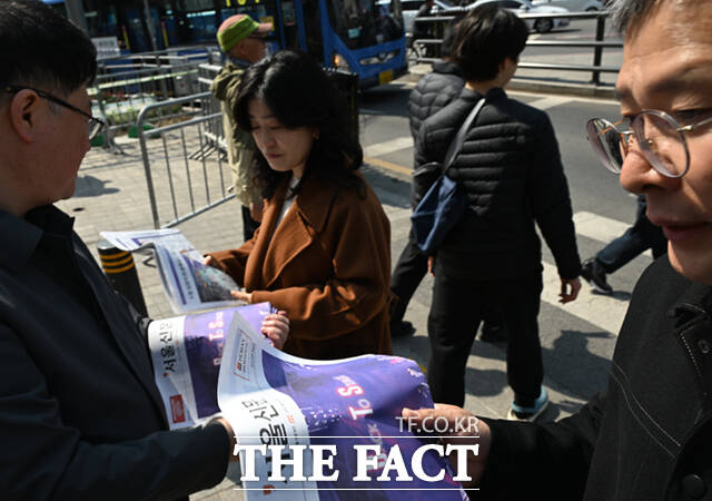 방탄소년단(BTS)의 서울 광화문광장 공연 하루 전인 20일 오후 서울 광화문 일대에서 시민들이 한 신문사가 발행한 BTS 관련 호외를 살펴보고 있다. /이새롬 기자