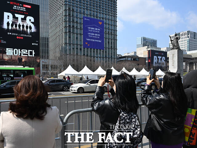 20일 오후 서울 광화문 인근 한 카페에서 아미(BTS 팬덤) 세트를 선보이고 있다.