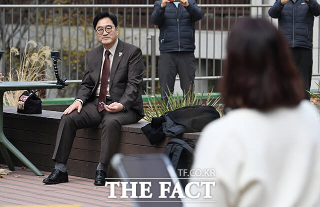 우원식 국회의장이 20일 오후 서울 여의도 국회 강변서재에서 열린 국회 개방 버스킹 콘서트를 관람하고 있다. /국회=박헌우 기자