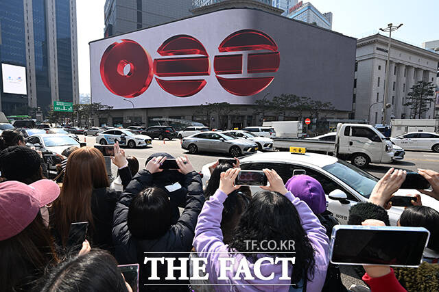 외국인 관광객들이 ‘신세계스퀘어’를 배경으로 기념촬영을 하고 있다. 