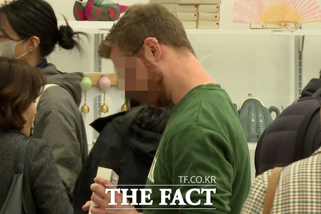 20일 서울 용산구 국립중앙박물관에서 국립박물관문화재단과 하이브가 그룹 방탄소년단(BTS)의 정규 5집 아리랑(ARIRANG) 컴백을 기념해 출시한 협업상품을 판매하고 있다. /김기범 기자