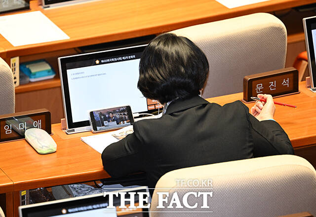 이어폰 착용한 채 유튜브 시청하는 임미애 더불어민주당 의원.