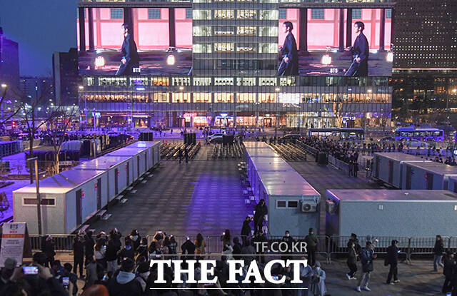 그룹 방탄소년단(BTS) 컴백 공연을 하루 앞둔 20일 오후 시민들이 서울 종로구 광화문광장 일대 건물 전광판에 상영되는 'BTS 경복궁 스페셜 필름'을 바라보고 있다. /박상민 기자