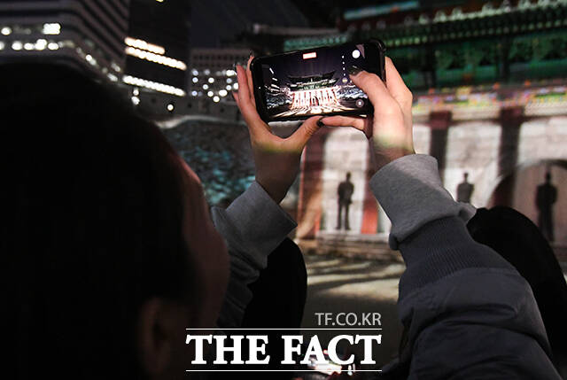 BTS 컴백 미디어 파사드가 그룹 방탄소년단(BTS) 컴백 공연을 하루 앞둔 20일 오후 서울 중구 숭례문에 상영되고 있다. /박상민 기자