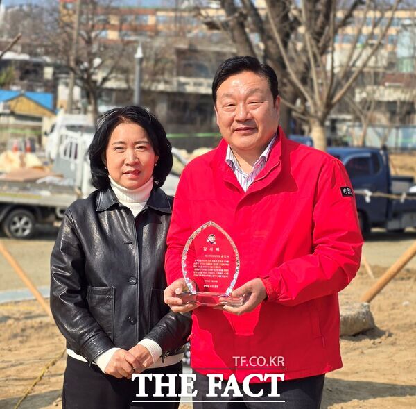 송인석 대전시의회 의원(국민의힘, 동구1, 오른쪽)이 20일 대전 동구 소제동 철갑교 일원에 위치한 장승의 소제중앙문화공원 이전에 기여한 공로로 유근숙 중앙동 주민자치위원장(왼쪽)과 주민들로부터 감사패를 받았다. /송인석 의원