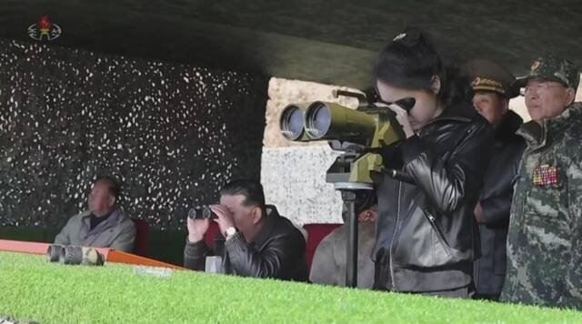 김 위원장을 제외한 군 서열 1위인 당중앙군사위원회 부위원장은 총정치국장 출신 정경택이 자리했다. 군에 대한 전문성이 아닌 당의 사상적 통제를 우선시하는 방향으로, 안정적 세습의 절대 조건인 군부의 충성심을 고려했다는 분석이다. /뉴시스. 조선중앙TV 갈무리