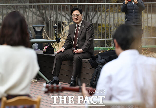 우원식 국회의장이 20일 오후 서울 여의도 국회 강변서재에서 열린 국회 개방 버스킹 콘서트를 관람하고 있다. /국회=박헌우 기자