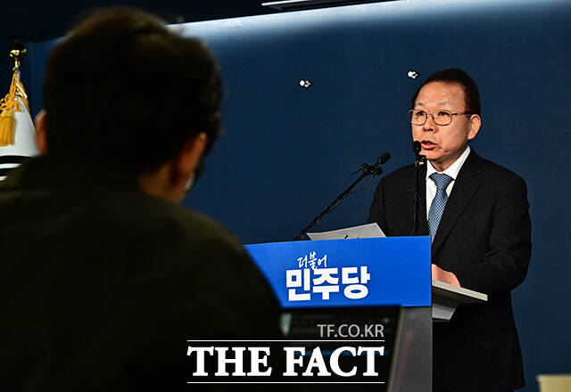 김이수 더불어민주당 공천관리위원장이 20일 오전 서울 여의도 민주당 중앙당사에서 대전시장 및 충남지사 공천 심사 결과를 발표하고 있다. /배정한 기자