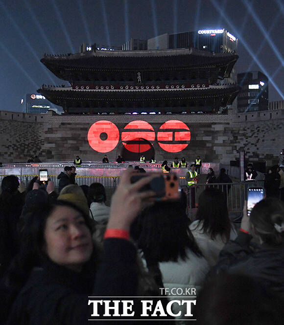 BTS 컴백 미디어 파사드가 그룹 방탄소년단(BTS) 컴백 공연을 하루 앞둔 20일 오후 서울 중구 숭례문에 상영되고 있다. /박상민 기자