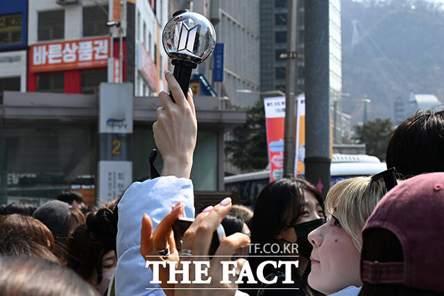 BTS 응원봉 '아미봉'을 들고 있는 외국인 관광객.