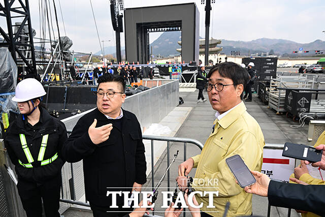 문체부는 21일 서울 광화문광장에서 열리는 방탄소년단 복귀 공연과 관련해 서울 중구·종로구에 공연장 재난 위기경보 '주의' 단계를 발령한다고 밝혔다. 문체부가 공연장 재난을 대상으로 위기 경보를 발령한 것은 이번이 처음이다.