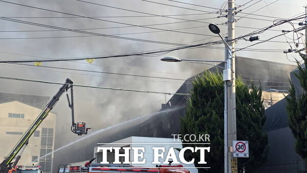 20일 대전시 대덕구 문평동의 한 자동차 부품공장에서 화재가 발생한 가운데 소방당국이 화재진압 작전에 나선 모습. /정예준 기자