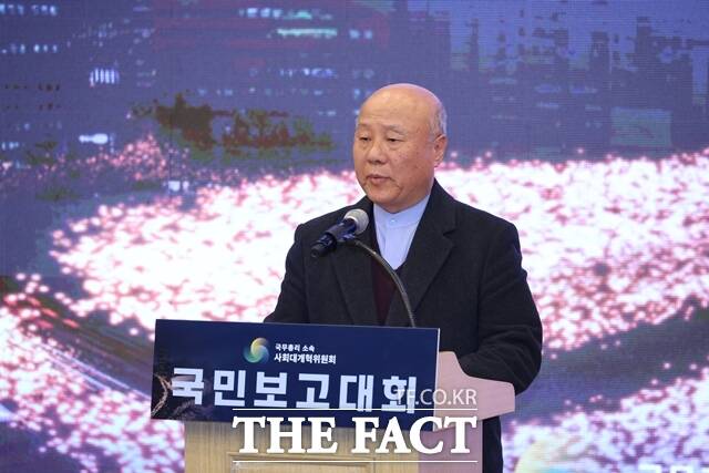 국무총리 소속 사회대개혁위원회 박석운 위원장은 우원식 국회의장에게 국민이 개헌 과정에 참여할 수 있는 제도적 기반을 마련해야 한다고 제안했다. /뉴시스