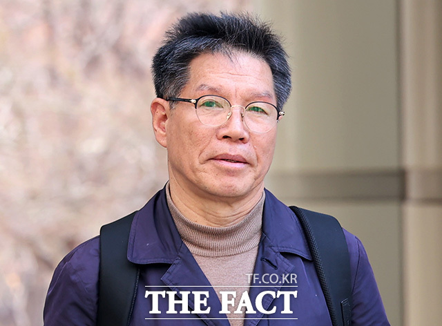 '평화의 소녀상' 철거를 요구하며 '일본군 위안부' 피해자를 모욕한 혐의를 받는 김병헌 위안부법폐지국민행동 대표가 20일 오후 구속 전 피의자 심문을 위해 서울 서초구 서울중앙지방법원으로 출석하고 있다. /송호영 기자