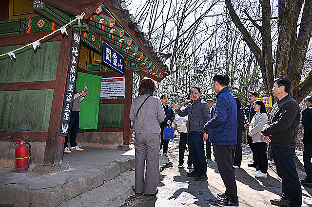엄태현 영주시장 권한대행을 비롯한 간부공무원들이 과거 삼도를 잇던 교통 요충지인 고치령을 방문해 문화관광해설사의 해설을 듣고있다. /영주시