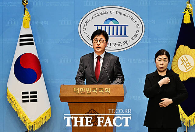 김종혁 전 국민의힘 최고위원이 20일 오후 서울 여의도 국회 소통관에서 가처분 승소 관련 기자회견을 하고 있다.