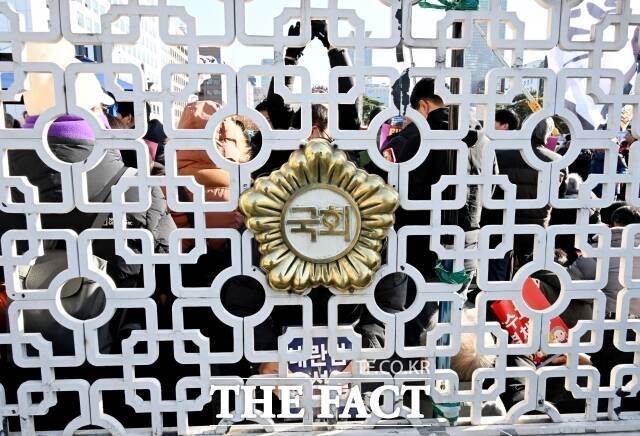 재판소원제 남용 우려가 확산되면서 제도 보완 필요성이 대두되고 있다. 사진은 서울 여의도 국회의사당 앞. /배정한 기자